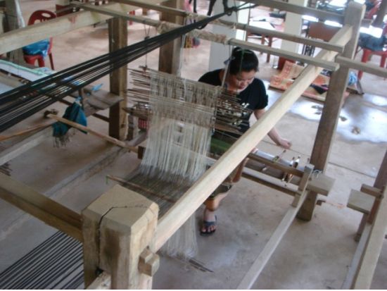 ラオス伝統工芸や職人技術を見学！ 数千の仏像で有名なパクオー洞窟やラオス焼酎蒸留所、伝統工芸の地を巡るツアー ＜終日／日本語ガイド／昼食付／ルアンパバーン発着＞