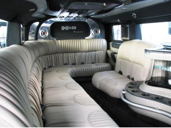 【空港送迎】グアム国際空港⇔ホテル間　ハマーリムジン貸切送迎サービス　9名までご乗車可能！大人数でのご参加におすすめ＜片道／貸切＞