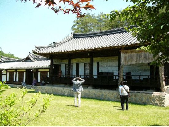 【釜山発・近郊観光ツアー】韓国で最も韓国らしい街・安東(アンドン)☆鳳亭寺＋屏山書院＋河回村＋芙蓉台＜終日／ホテル送迎付／日本語ガイド／昼食付＞