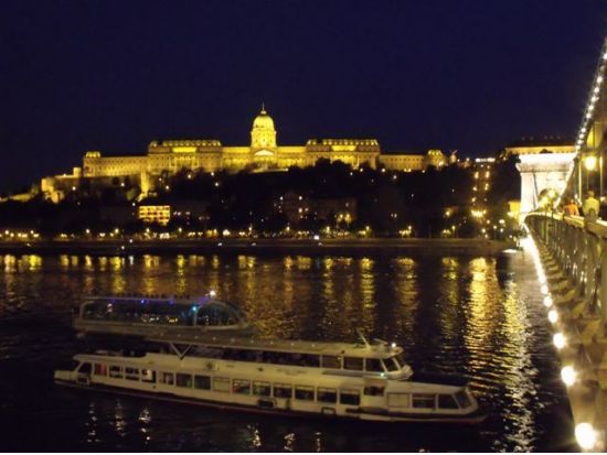 ゲッレールトの丘から眺める夜景鑑賞とドナウ川ナイトクルーズ＜日本語／少人数制／往復送迎付き＞