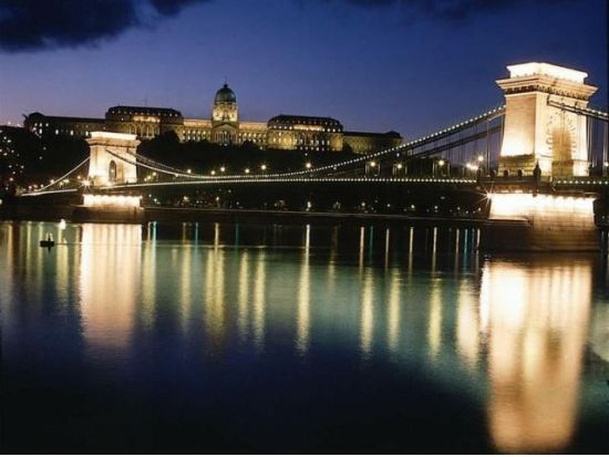 ゲッレールトの丘から眺める夜景鑑賞とドナウ川ナイトクルーズ＜日本語／少人数制／往復送迎付き＞