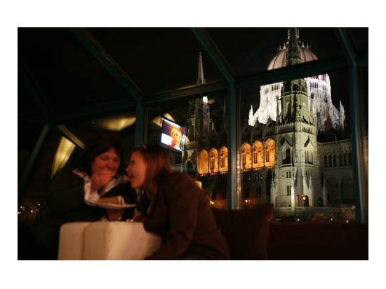 ゲッレールトの丘から眺める夜景鑑賞とドナウ川ナイトクルーズ＜日本語／少人数制／往復送迎付き＞