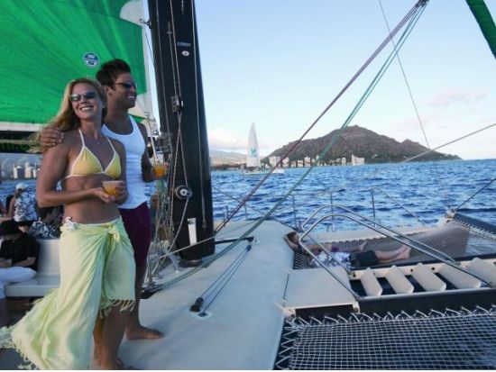 セーリング　マイタイ・カタマラン号　絶景を見ながらリラックス！ドリンク購入可能＜90分／シェラトン・ワイキキ発＞