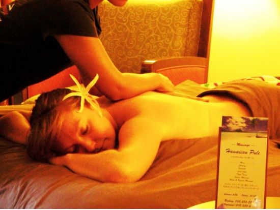 宿泊ホテル出張サービス byハワイアンプレ　プロによる本格マッサージ！マッサージベッド持参　ロミロミ・他各種＜ワイキキ地区＞