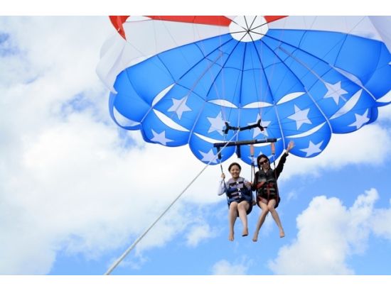 パラセーリング　5歳～参加OK！高さ150m／130m／110mの3種類　人気のカカアコまで徒歩圏内！ツアー後にショッピングや食事も楽しめる＜ケワロ湾＞