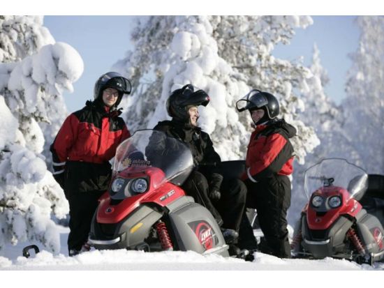 スノーモービルで行く！トナカイ牧場観光ツアー＜1～4月初旬／午前／ロヴァニエミ発＞