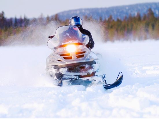 スノーモービルで行く！アイスフィッシング＆スノーシュー体験ツアー＜12～4月初旬／昼食付／ロヴァニエミ発＞