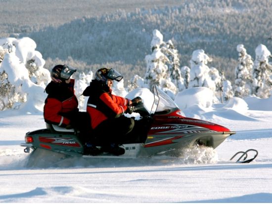 スノーモービルで行く！トナカイ牧場観光ツアー＜1～4月初旬／午前／ロヴァニエミ発＞