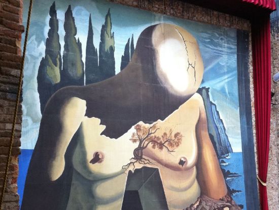 高速列車で時間短縮！ダリ劇場美術館＆ダリ宝石美術館　フィゲラス1日観光ツアー　日本語ガイドがしっかり解説＜カタルーニャ料理の昼食／日本語＞