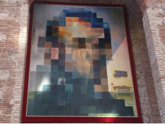 高速列車で時間短縮！ダリ劇場美術館＆ダリ宝石美術館　フィゲラス1日観光ツアー　日本語ガイドがしっかり解説＜カタルーニャ料理の昼食／日本語＞