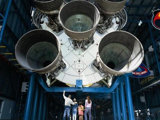 Apollo_Saturn_V_Center_4_people_Small