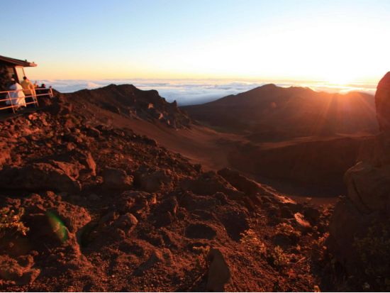 ハレアカラ山頂 クレーターハイキングツアー　中級向け6.5kmハイキング ＜木曜限定／英語ガイド／軽食＆昼食付き＞
