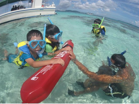 シュノーケリング半日ツアー 少人数制で息をのむような海中世界を堪能！（4歳から参加可）＜市街地ホテル送迎付／石垣島＞by オーシャンズ石垣島