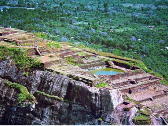 世界遺産シーギリヤロック登頂＆象の孤児院見学　日帰り観光ツアー ＜貸切／日本語ガイド／昼食付き＞