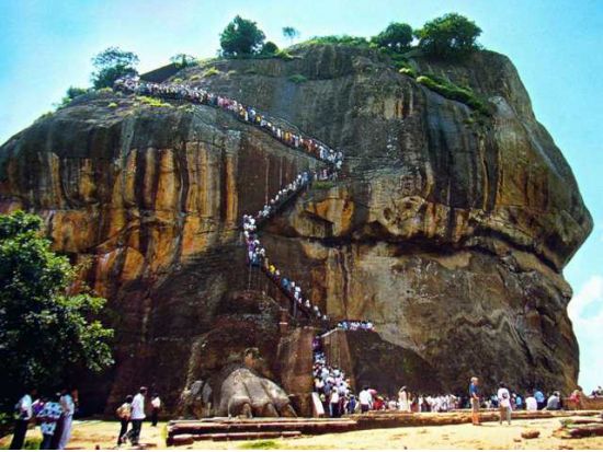 世界遺産シーギリヤロック登頂＆象の孤児院見学　日帰り観光ツアー ＜貸切／日本語ガイド／昼食付き＞