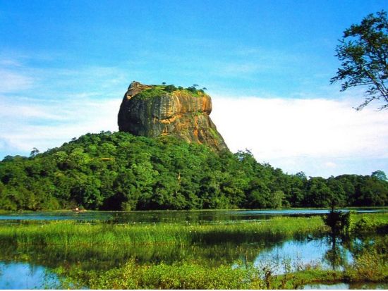 世界遺産シーギリヤロック登頂＆ミンネーリヤ国立公園　1日観光ツアー ＜貸切／日本語ガイド＞