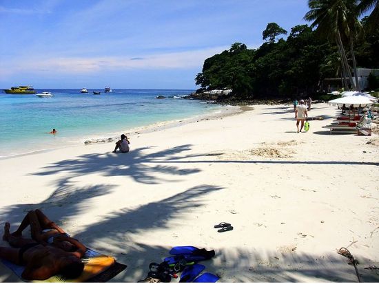 ラチャヤイ島＆コーラル島｜透明度抜群の海で絶景シュノーケリング＆のんびりビーチ＋マリンスポーツ体験＜日本語ガイド／空港送りプランあり＞