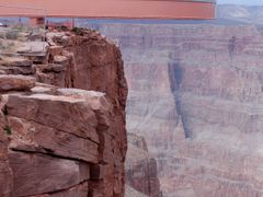People_on_Skywalk_from_the_side.(3)