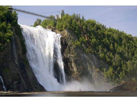 ケベック郊外 半日観光ツアー　サンタンヌ・ド・ボープレ大聖堂＆モンモラシー滝＆オルレアン島 ＜日本語ガイド＞