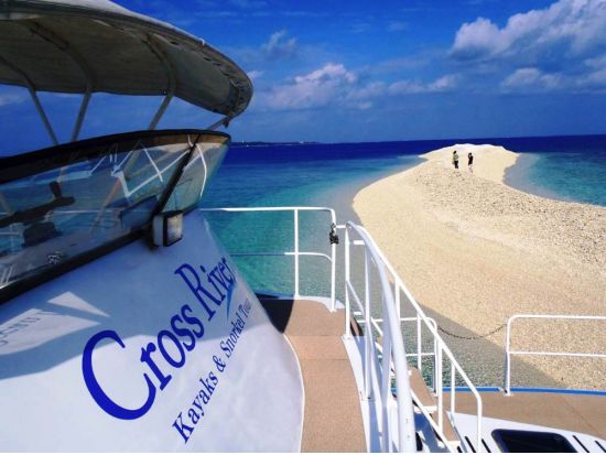 バラス島周辺シュノーケリングツアー　設備充実の大型クルーザー使用で船上も快適！ウミガメとの遭遇も高確率＜半日／西部地区送迎無料／西表島発＞