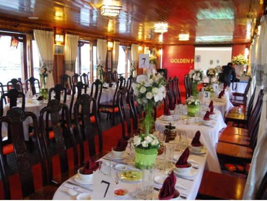 サイゴン川ディナークルーズ＆シクロ乗車体験 ＜夜／日本語ガイド／夕食付＞