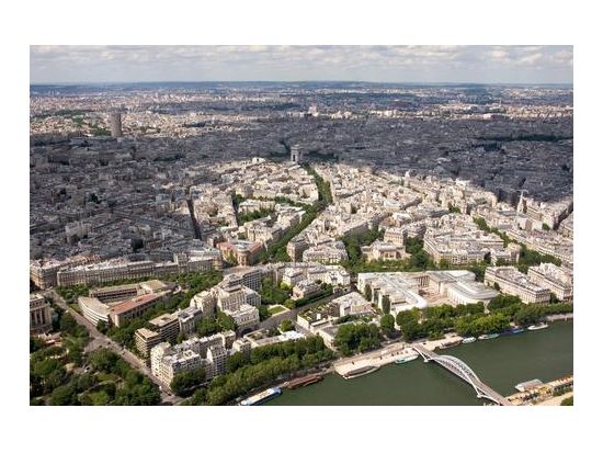 フランス政府公認ガイド貸切観光　パリ街歩き・歴史的建造物までじっくり堪能！ ＜公共交通機関利用／1-6名／約4時間／日本語ガイド＞by Mybus