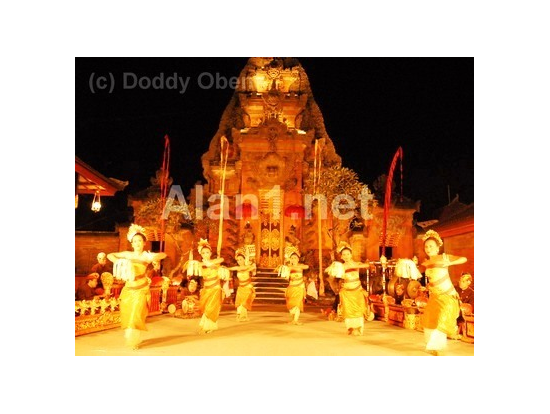 ホテルお迎え＆空港送り可で、最終日にもオススメ！ウブド散策＋バリ舞踊観賞＜午後～夜／ホテル送迎付(空港お送り可)／日本語ガイド／夕食付プランあり＞*土曜のみ催行