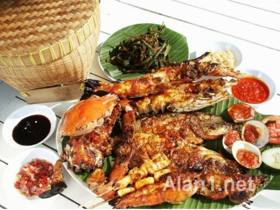 【貸切】極上癒しツアー！本格スパ＋ウルワツ寺院の夕日観賞　バリ島名物の海鮮ビーチディナー付き＜午後／日本語ガイド／夕食付＞