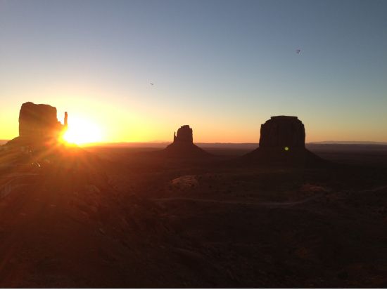 アンテロープキャニオン＋モニュメントバレー＋ホースシューベントを巡る日帰りツアー＜昼食付／日本語ガイド／セドナ発着＞