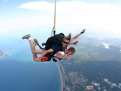 tandem skydive australia instructor and traveler