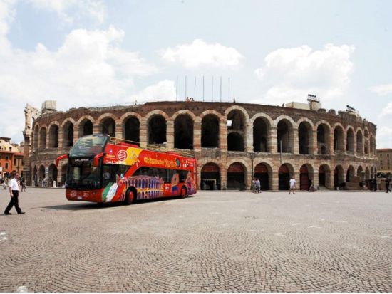 乗り降り自由！ヴェローナ"Hop-on Hop-off"観光バスチケット＜3～10月／24時間パス／日本語オーディオガイド／ヴェローナ発＞