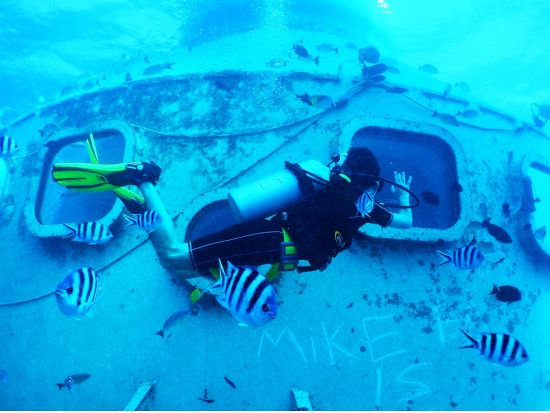 体験ダイビング グアム最高峰の透明度とサンゴ礁ポイント ピティ湾海洋保護区ボムホール ＜ビーチ／1～2ダイブ＞by アクアアカデミー