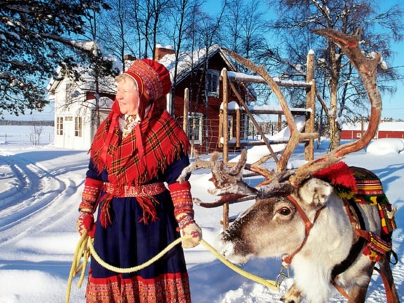 sami-lady-and-reindeer