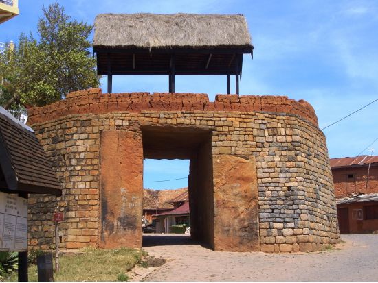 メリナ王国時代の宮殿！世界遺産アンブヒマンガとレミュール・パーク観光ツアー＜1日／昼食付／専用車／日本語ガイド／アンタナナリボ発＞