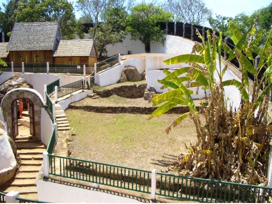 メリナ王国時代の宮殿！世界遺産アンブヒマンガとレミュール・パーク観光ツアー＜1日／昼食付／専用車／日本語ガイド／アンタナナリボ発＞