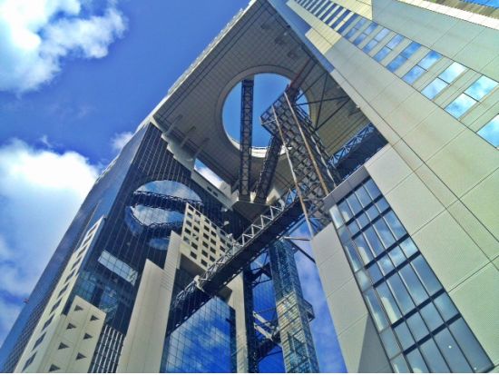 【歩こう！大阪】大阪ウォーキングツアー 近代的な梅田スカイビルから昭和な雰囲気の中崎町へ 過去へとタイムスリップ体験＜午前／梅田駅発／約2.5時間＞