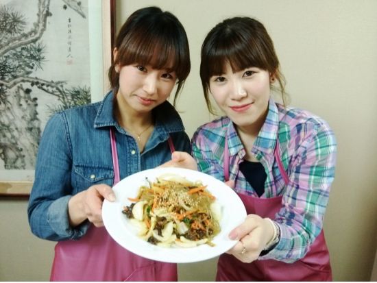 【韓国文化体験】Wooさん宅で旦那さん直伝の味を学ぶ☆各種キムチにトッポギ、チジミやチャプチェも作れる！　マッコリ試飲付きプランあり＜日本語対応＞ *明洞エリア