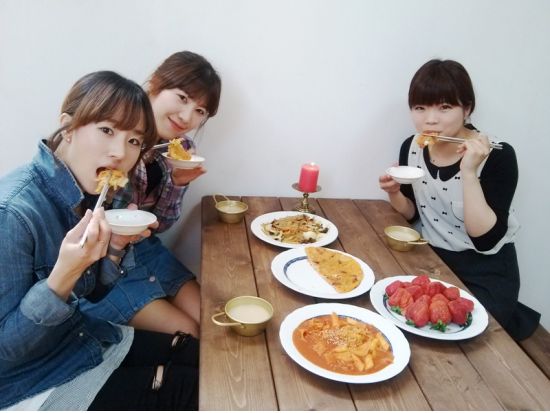 【韓国文化体験】Wooさん宅で旦那さん直伝の味を学ぶ☆各種キムチにトッポギ、チジミやチャプチェも作れる！　マッコリ試飲付きプランあり＜日本語対応＞ *明洞エリア