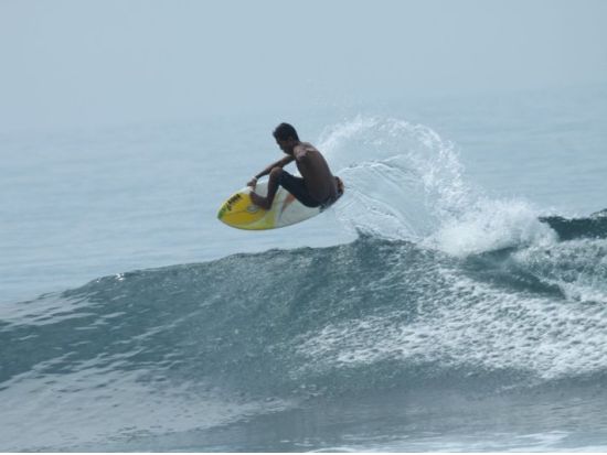 プライベート・サーフガイド(中級者～上級者向け)☆憧れのバリ島でサーフィン三昧！バリ島 or レンボンガン島プラン＜ホテル往復送迎付／日本語対応＞