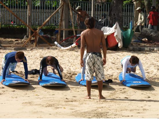 プライベート・サーフガイド(中級者～上級者向け)☆憧れのバリ島でサーフィン三昧！バリ島 or レンボンガン島プラン＜ホテル往復送迎付／日本語対応＞