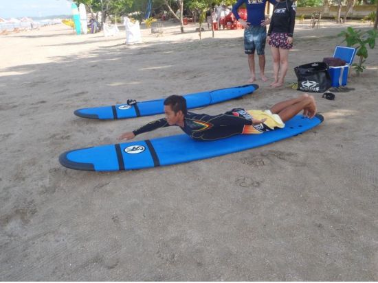 プライベート・サーフガイド(中級者～上級者向け)☆憧れのバリ島でサーフィン三昧！バリ島 or レンボンガン島プラン＜ホテル往復送迎付／日本語対応＞