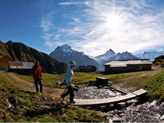 アルプス麓の村 グリンデルワルト＆インターラーケン＆ラウターブルンネン　日帰り観光ツアー ＜英語ガイド／チューリッヒ発＞