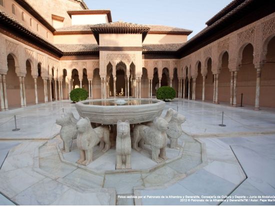 アルハンブラ宮殿 半日観光ツアー＆フラメンコ鑑賞 ＜1ドリンクまたはディナー付き／英語ガイド／グラナダ発＞