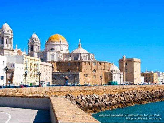 ヘレス＆カディス 日帰り観光ツアー　アンダルシア馬術見学＆ワインセラー訪問＆スペイン最古の町カディス散策 ＜ワイン試飲付き／英語ガイド＞