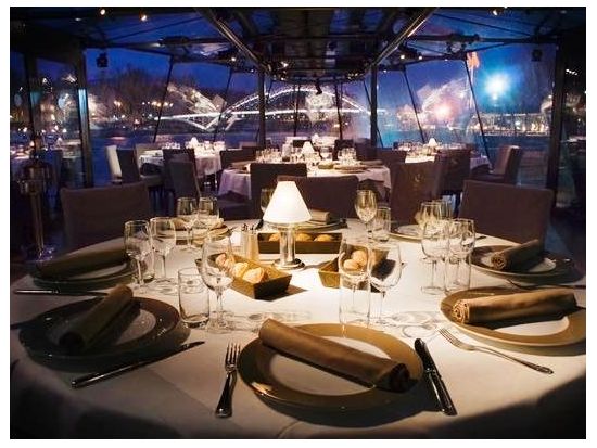 セーヌ川ディナークルーズ　バトーパリジャン　窓際席プラン＆誕生日プランあり ＜18:15または20:30発／3コースディナー＞