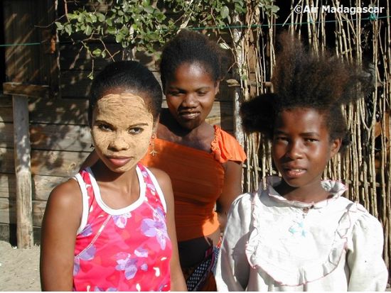 バオバブ並木と選べる訪問地　1日ツアー　ヴェズ族の漁村またはキリンディ森林保護区 ＜終日／専用車／英語ガイド／モロンダバ発＞