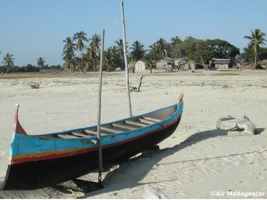 バオバブ並木と選べる訪問地　1日ツアー　ヴェズ族の漁村またはキリンディ森林保護区 ＜終日／専用車／英語ガイド／モロンダバ発＞