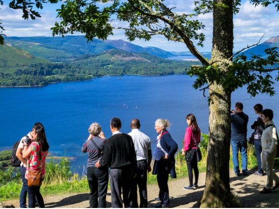 湖水地方 日帰り観光ツアー　クリームティー＆ウィンダミア湖クルーズ ＜英語ガイド／高速列車利用＞by Evan Evans