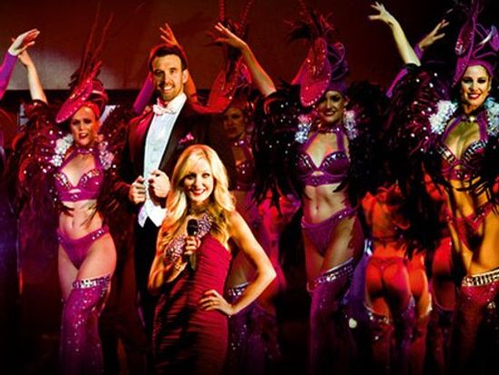 live-performance-at-showboat-ahrbour-dinner-cruise