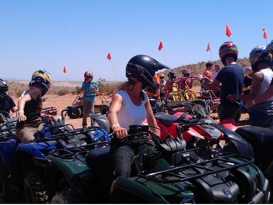 四輪バギー（ATV）体験　バレーオブファイアー州立公園を疾走！＜英語ガイド＞